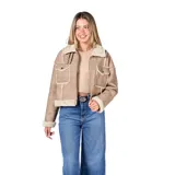 Campera de estilo aviador en color taupe, confeccionada en material símil gamuzado con interior y detalles de bordes en corderito sintético color crema. Presenta cierre frontal, dos bolsillos frontales con solapa y botones metálicos, y cuello solapa.