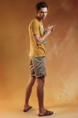 Bermuda de gabardina color tostado, con corte recto, bolsillos laterales y ruedo con dobladillo.