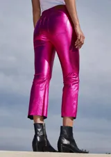 Pantalón capri semi oxford de tiro alto, color fucsia metalizado, confeccionado en bengalina engomada metálica. Presenta bolsillos delanteros y traseros, botón metálico níquel y corte a la altura de la rodilla.