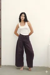 Pantalón de jean color borgoña, de corte barrel y tiro medio, con diseño de perneras anchas y curvas.