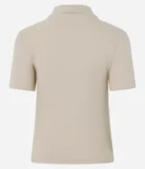 Blusa polo beige de manga corta, confeccionada en tejido canelado de rib de algodón con elastano, que proporciona un ajuste cómodo y una caída ajustada.