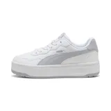 Championes urbanos Puma modelo Court Lally Skye, de diseño tipo plataforma en color blanco con detalles en gris claro. Presentan el logo de la marca en el lateral y en la lengüeta.