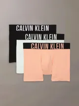 Pack de tres boxers tipo brief de algodón con cintura elástica distintiva de la marca Calvin Klein. Incluye un modelo negro, uno blanco y uno color salmón, todos con el logo estampado en la banda elástica.