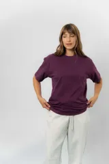 Remerón de algodón color bordó, con corte oversize, cuello redondo, mangas cortas con hombros caídos y diseño de silueta relajada.