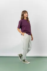 Pantalón jogger de calce relajado color bordó intenso, con cintura elastizada y lazo regulable. Cuenta con bolsillos laterales con cierre invisible y silueta recta levemente afinada.