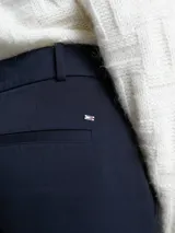 Pantalón chino azul marino de corte slim y pierna recta. Confeccionado en algodón orgánico con cierre de cremallera y enganche oculto.