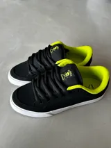 Championes CIRCA AL 50 PRO negros con detalles en amarillo flúor.