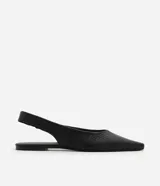 Zapatilla tipo slingback de cuero negro con textura de piel de serpiente, diseño destalonado con tira elástica trasera y punta fina.