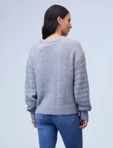 Buzo de lana color gris con mangas caladas.