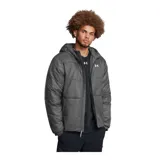 Campera puffer Under Armour con capucha, confeccionada en nailon resistente al agua con tecnología UA Storm. Presenta aislamiento sintético para mayor calidez, cierre frontal completo, bolsillos laterales y puños elásticos.