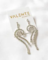 Aros colgantes plateados con forma de espiral y apliques de strass.