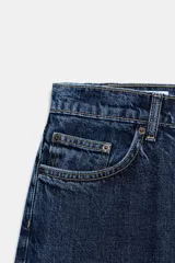 Pantalón de jean estilo baggy balloon de tiro medio, con diseño de cinco bolsillos y costuras laterales torcidas. Cuenta con cierre frontal de cremallera y botón metálico.