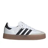 Championes Adidas modelo Sambae, con diseño clásico de cuero blanco, icónicas tres tiras laterales en negro, refuerzo de gamuza en la puntera y suela de plataforma de goma color caramelo.