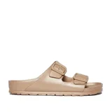 Sandalias de goma color arena, con hebillas ajustables y plantilla anatómica.