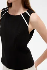 Musculosa blanca sin mangas de viscosa, con ajuste al cuerpo, cuello a la base y detalles de vivos.