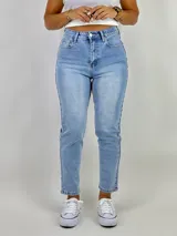 Pantalón de jean celeste, de corte recto, con bolsillos delanteros y traseros.