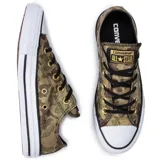 Championes Converse All Star de caña baja con estampado de camuflaje en tonos marrones y verdes.