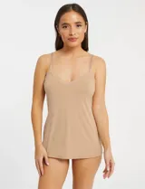 Musculosa íntima de microfibra color blanco, con escote en V y detalle de malla en los bordes. Cuenta con tirantes regulables y diseño antiestático.
