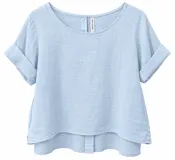 Blusa celeste de lino, con cuello redondo, mangas cortas con vuelta y diseño holgado.