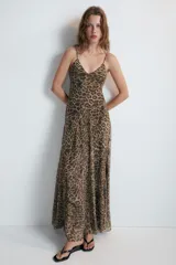 Vestido largo de tul con estampado animal print, escote en V y tirantes finos ajustables.