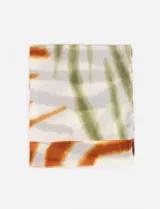 Pashmina rectangular con estampado tie dye en tonos marrones, verdes y blancos.