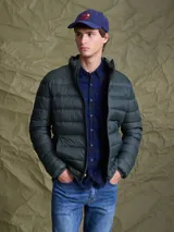 Campera puffer de plumas en color azul marino, con cierre frontal, cuello alto y diseño acolchado horizontal.