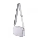 Bandolera de diseño compacto y moderno, confeccionada en material símil cuero. Cuenta con cierre superior, interior forrado y correa larga ajustable para llevar al hombro o cruzada. Incluye detalle de marca metálica en el frente.