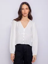 Camisa blanca de manga larga con escote en V y botones nacarados en la parte frontal.