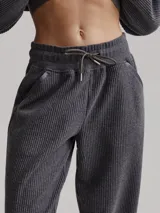 Pantalón de jogging gris con textura acanalada y corte holgado.