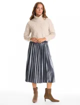 Falda midi de terciopelo plisado, con cintura elastizada y cinturón a tono con hebilla rectangular forrada.