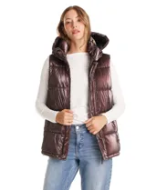 Chaleco puffer de acabado tornasolado, con capucha desmontable, cierre frontal oculto y botones a presión. Cuenta con bolsillos laterales y forro interno.