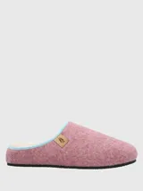Pantuflas de fieltro color rosado con interior y ribete celeste, suela de goma y detalle de etiqueta lateral con la marca.