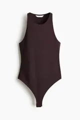 Body colaless de punto suave y color marrón oscuro, con diseño sin mangas, escote alto y espalda nadadora. Cuenta con botones a presión ocultos en la entrepierna y frente forrado.