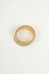 Brazalete dorado con múltiples hilos de cuentas redondas.