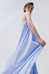 Vestido celeste de algodón con escote recto, breteles finos regulables y tablitas en el busto.