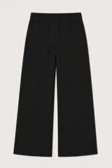 Pantalón de corte recto y tiro alto, color negro, con cintura elástica y cordón ajustable. Presenta costuras verticales decorativas a lo largo de las piernas.