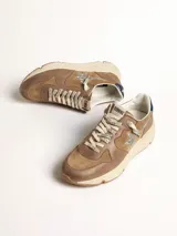 Zapatillas Golden Goose modelo Running Sole, color marrón con detalles en plateado y azul. Confeccionadas en cuero y gamuza, con cordones con letras y estrella plateada con glitter en el lateral.