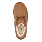 Bota de gamuza color marrón con cordones, forro de lana UGGpure™ y suela Treadlite by UGG.