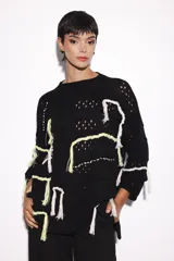 Sweater negro holgado con diferentes puntos y bordados a mano con hilo de lurex.