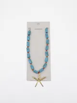 Collar de diseño marinero con cuentas tubulares de efecto marmolado en tonos celestes, intercaladas con cuentas rojas y doradas, y un dije colgante en forma de estrella de mar dorada.