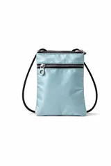 Bandolera color celeste, con dos compartimentos frontales con cierre y un compartimento principal con cierre. Tiene una correa fina de cordón negro.