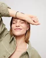 Pulsera de cuero negro con cierre de gancho bañado en plata de ley.