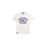 Remera Polo Ralph Lauren de manga corta color blanco, con estampado frontal alusivo a los New York Yankees con los números 19 y 03 en rojo y el texto en azul marino.
