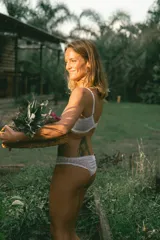 Bombacha tipo vedetina en color blanco con lunares.