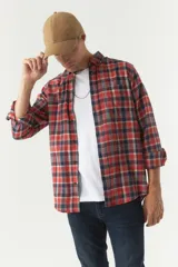 Camisa de viyela a cuadros en tonos rojo, azul y beige, de corte regular y manga larga.