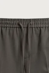 Pantalón regular fit color negro de tejido con viscosa, con cintura elástica ajustable con cordón, bolsillos frontales y traseros.