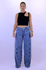 Jean baggy cargo azul de tiro alto, con bolsillos laterales y costuras decorativas en las piernas.