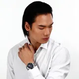 Reloj Maserati Competizione con caja de acero plateado de 43mm, esfera azul sunray, bisel cerámico negro, índices luminiscentes y brazalete de acero.