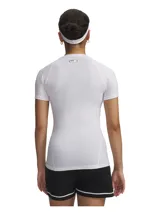 Remera de compresión de manga corta Under Armour, confeccionada en tejido HeatGear ultraligero y elástico. Presenta un ajuste firme al cuerpo, cuello redondo y costuras planas ergonómicas para mayor comodidad durante el entrenamiento.