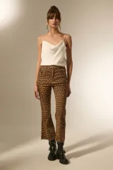 Pantalon de jean con estampado animal print de leopardo, corte flare y tiro alto.